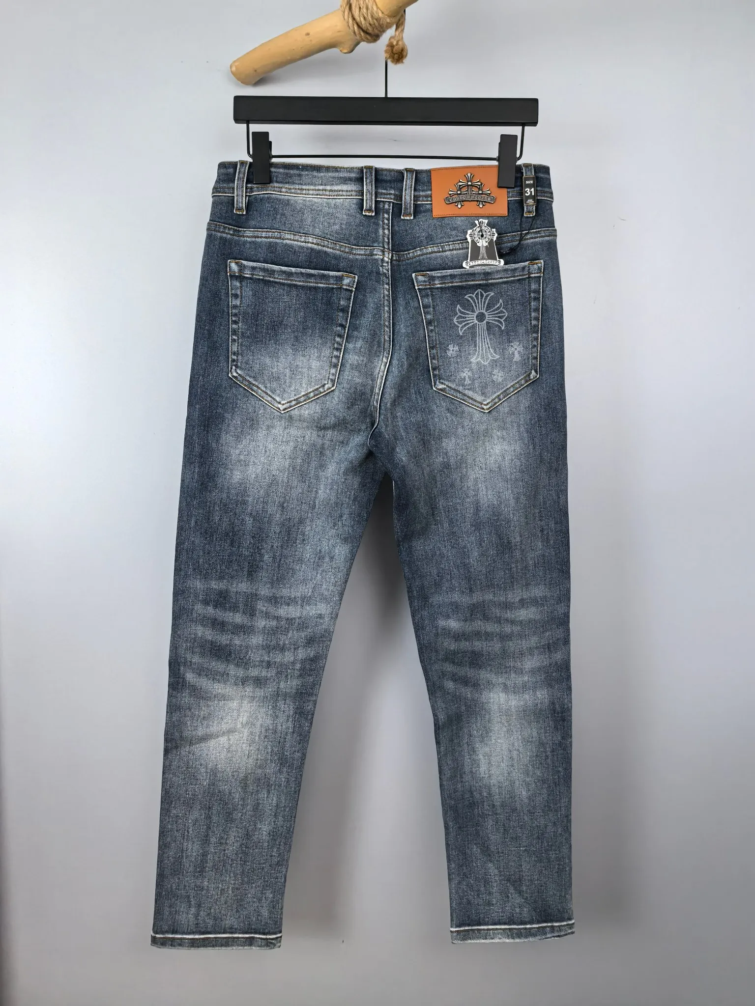 P400 Chrome Hearts men's denim jeans, official album and poster wear style!  High-grade imported denim raw-color fabrics are supplied to customers. We specially select pure 13oz denim fabrics from Okayama, Japan. They are washed with heavy-duty environmentally friendly plant enzymes. The texture has a light retro color and is quite beautiful, which is very suitable for the autumn and winter colors. After washing, the fabric is soft and delicate, but has a strong sense of bones and a slight stretch, which provides an excellent comfortable experience. There is no damage from any technical elements throughout the body, retaining the purest tannin color! The details throughout the body are perfect, exquisite and elegant. The latest leather label on the waist highlights the brand's characteristics. The hardware accessories, leather label and wiring all reflect the craftsmanship! The silhouette is perfectly tailored and has excellent butt lift and slimming effect. It can be easily matched with any top in the wardrobe. It has wide compatibility and is suitable for various daily wear. The upper body is full of shape. It is a must-have trousers for those who are obsessed with quality control and 1V! Size: 29-38 No 35 37